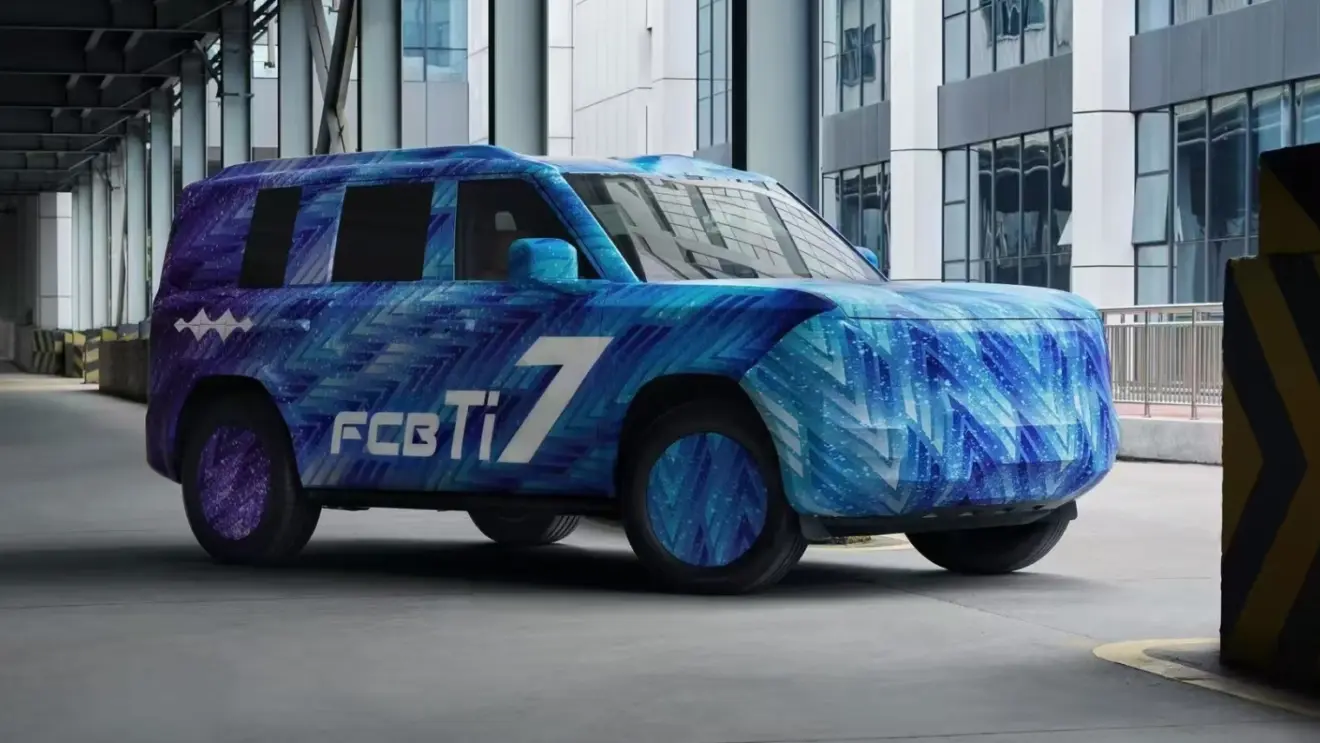 BYD Fang Cheng Bao Ti7 com camuflagem na China de lado e frente