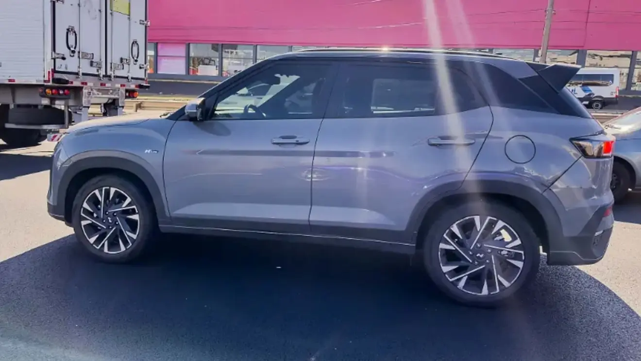 Protótipo do Hyundai Creta N Line cinza, visto de lado