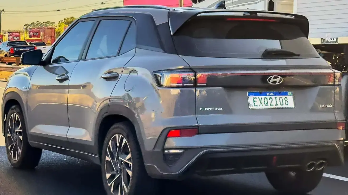 Protótipo do Hyundai Creta N Line cinza, com lanternas acesas e visto de trás
