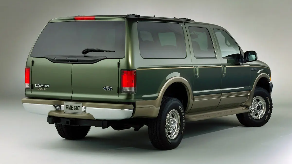 Ford Excursion Limited verde parada de traseira