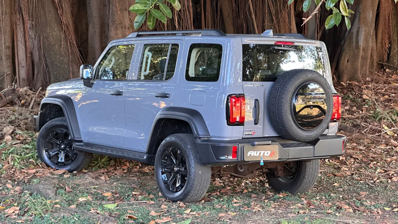 GWM Tank 300 cinza de traseira
