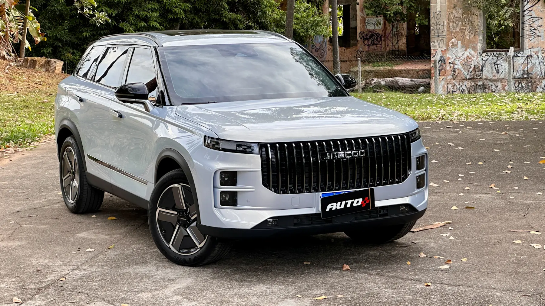 Jaecoo 7 Prestige azul de frente em um local cheio de grama