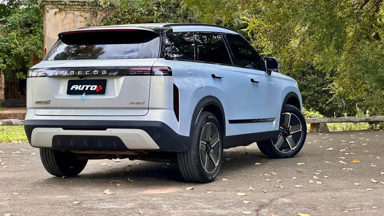 carro jaecoo 7 azul de traseira no mato