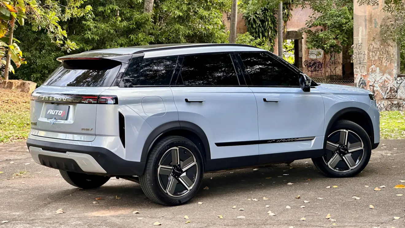 Jaecoo 7 Prestige azul de traseira