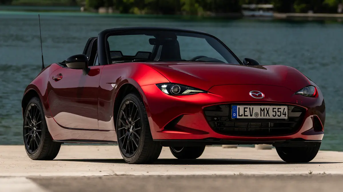 Mazda MIata vermelho de frente carro