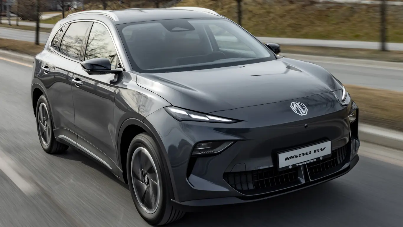 MG S5 cinza escuro, com DRL's acesos e visto de lado