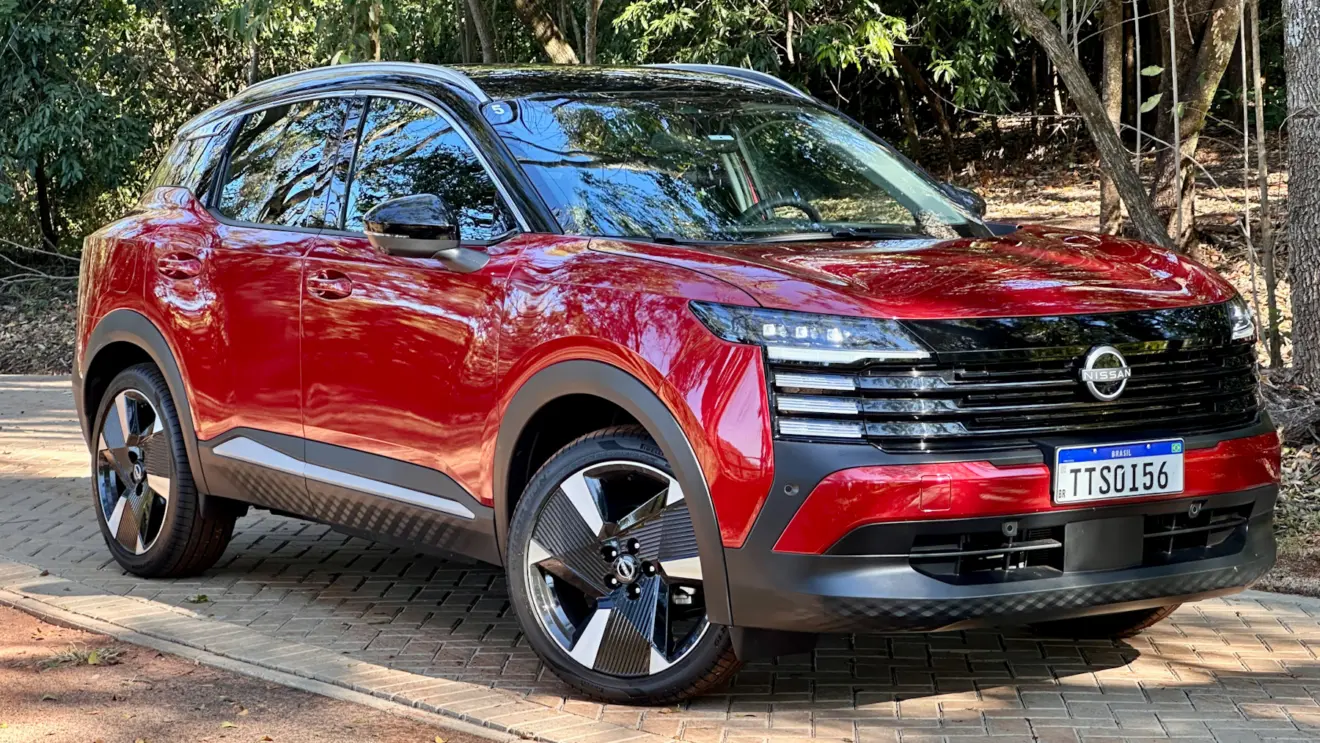 Nissan Kicks Platinum 2026 vermelho de frente em uma floresta