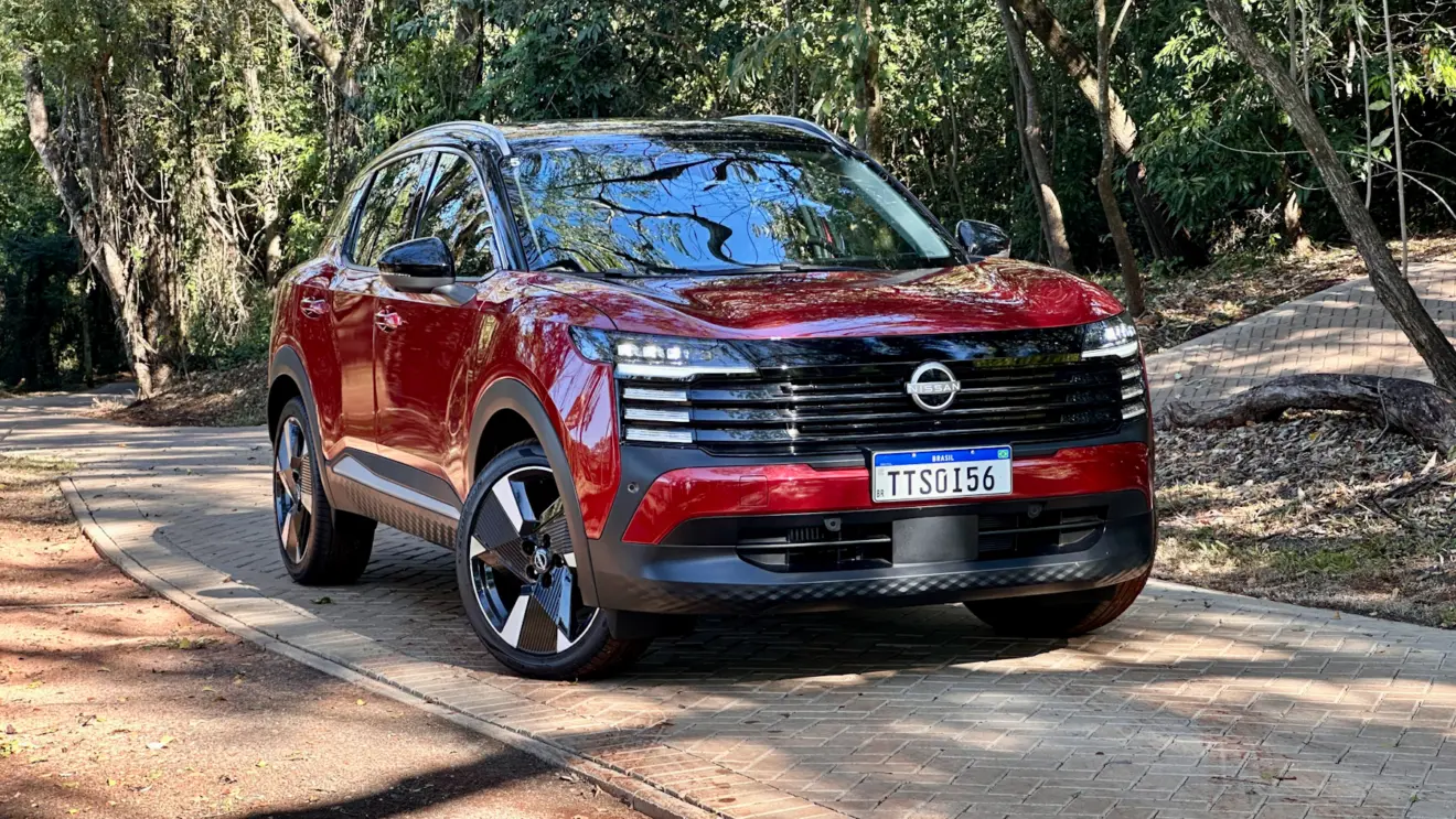 Nissan Kicks Platinum 2026 vermelho de frente em uma floresta