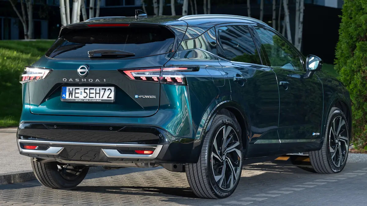 Nissan Qashqai e-Power verde de traseira