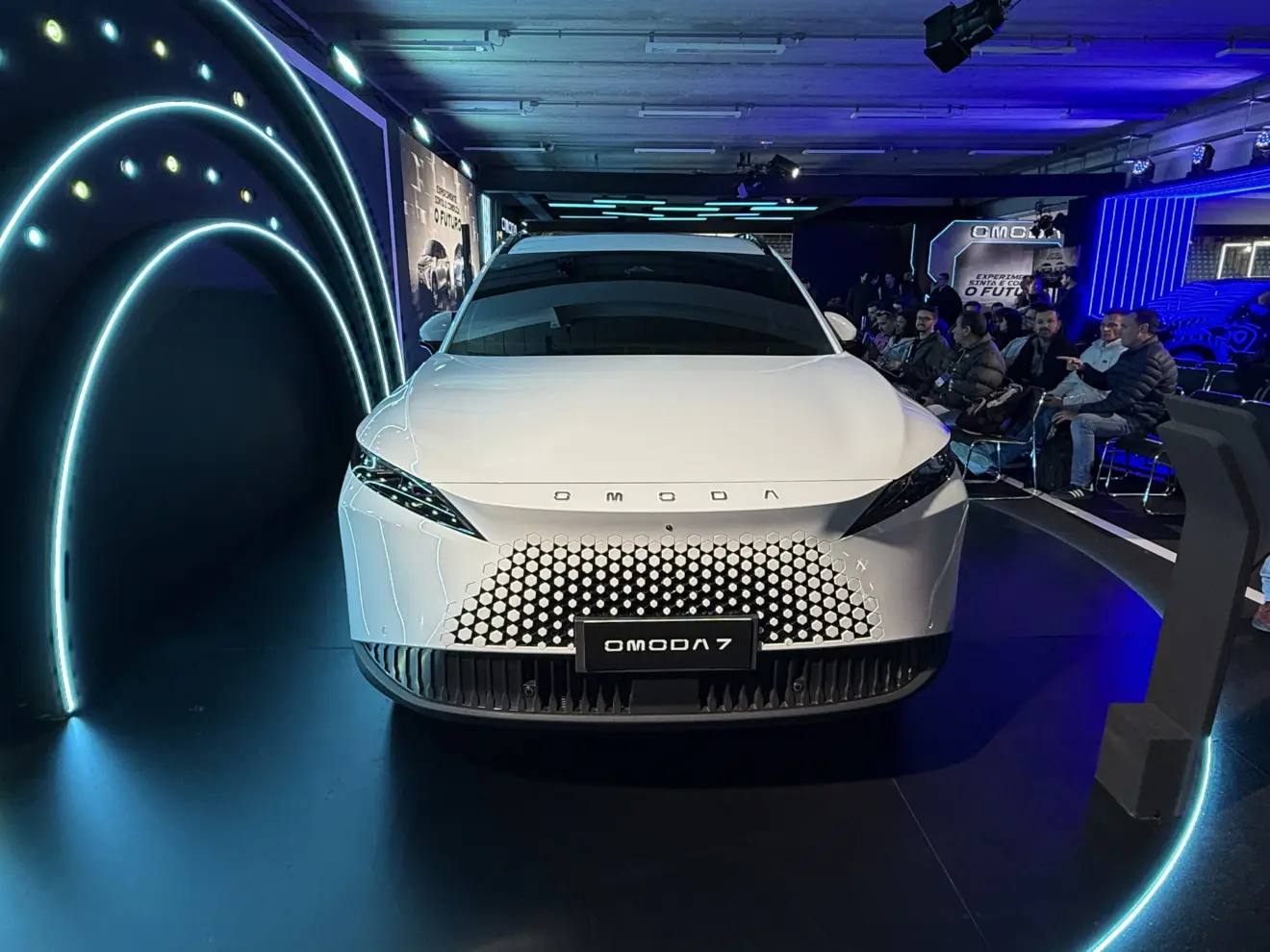 Omoda 7 híbrido plug-in branco, visto de frente