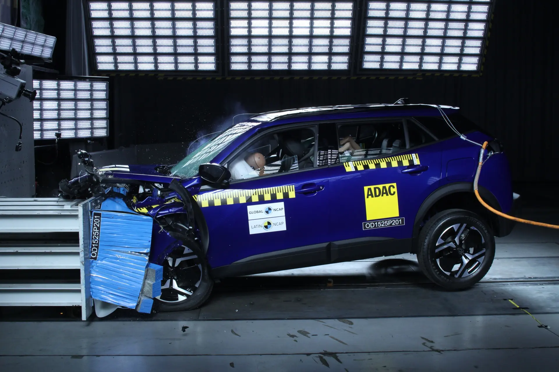 Peugeot 2008 azul no teste de impacto frontal do Latin NCAP