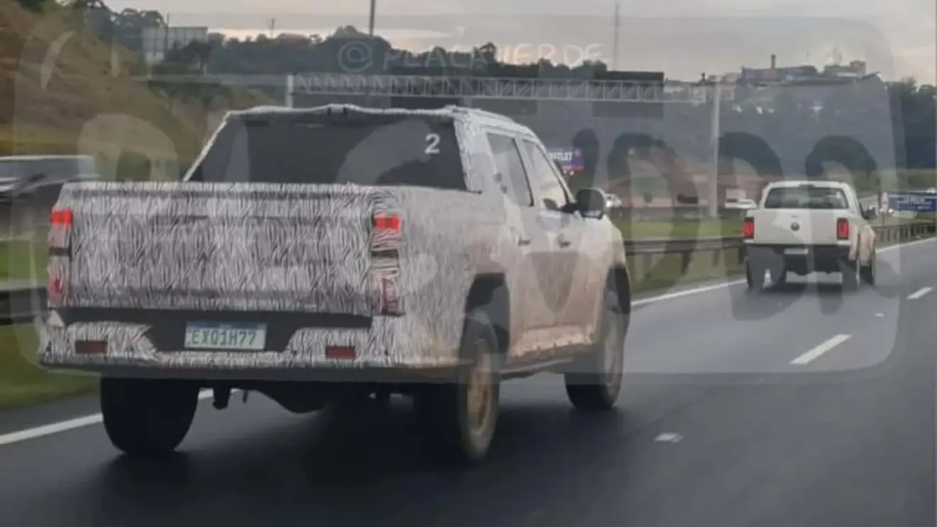 Nova geração da Volkswagen Amarok rodando com camuflagem no Brasil