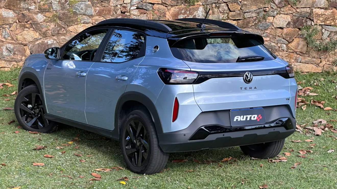 Volkswagen Tera High Outfit azul parado de traseira sobre a gama com muro de pedras ao fundo. Guerra dos SUVs subcompactos mais vendidos de 2026