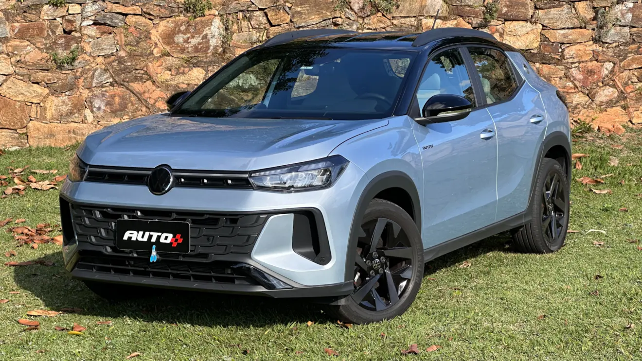 Volkswagen Tera High Outfit prata lunar de frente em um gramado com muro de pedras