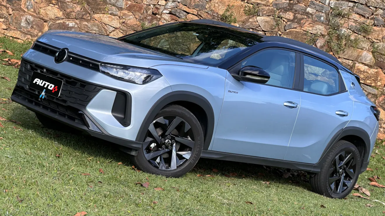 Volkswagen Tera azul parado de lateral