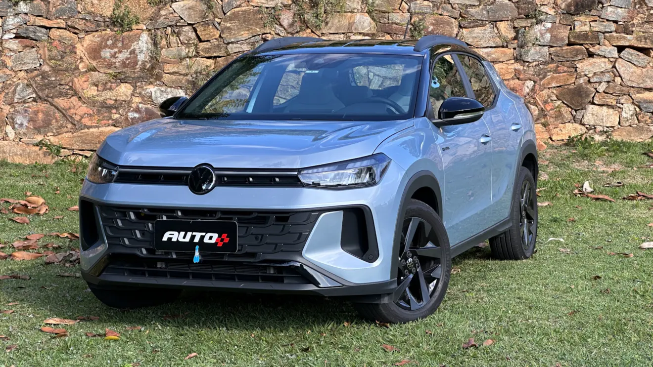 Volkswagen Tera High Outfit prata lunar de frente em um gramado com muro de pedras