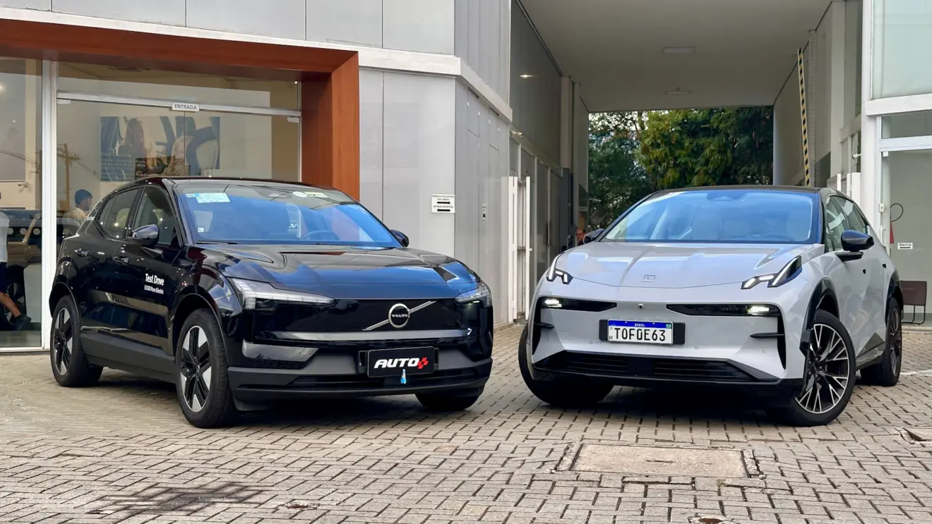 Volvo EX30 Core preto zeekr x cinza ambos de frente em uma concessionária volvo