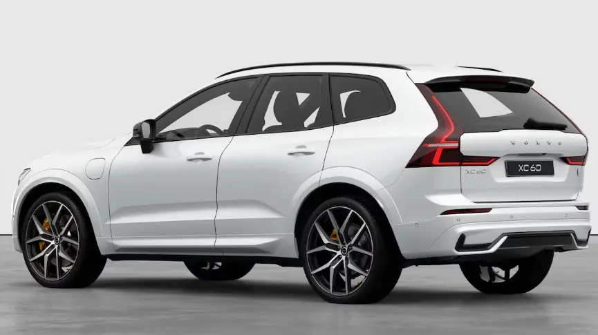 Volvo XC60 Polestar Engineered branco, visto de trás e com lanternas acesas