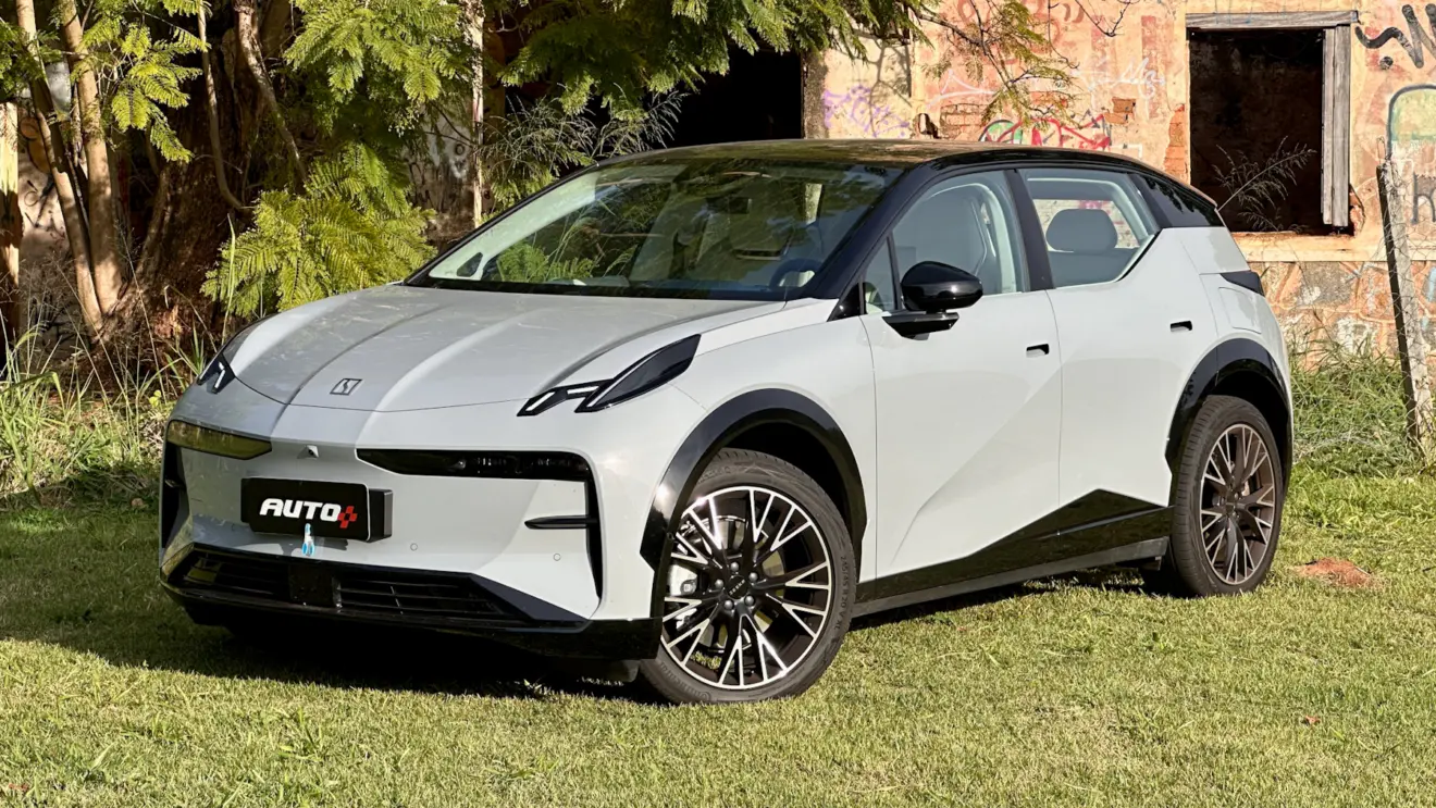 Zeekr X Flagship cinza com teto preto em frente a uma casa abandonada. Carros chineses que valem o investimento