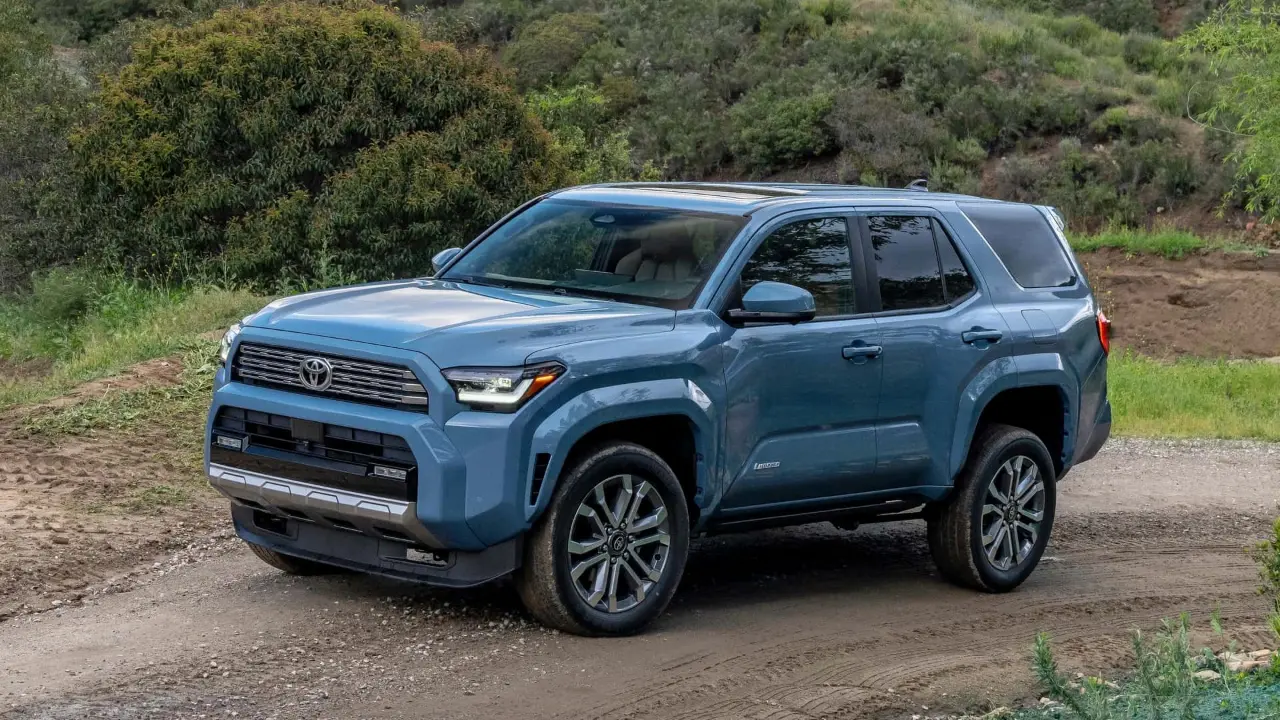 Toyota 4Runner azul estático na trilha