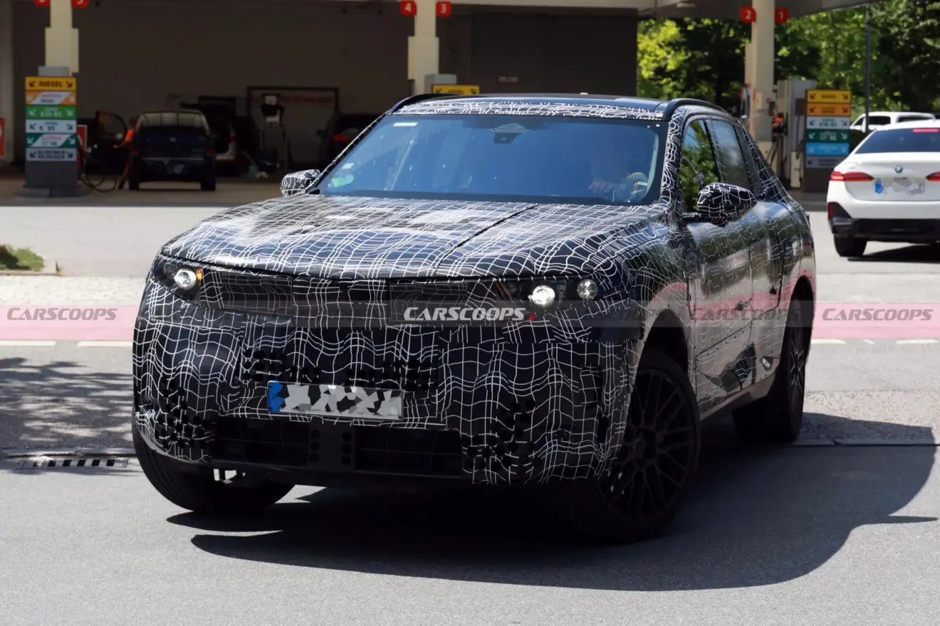BMW X5 camuflada de frente em testes na Europa