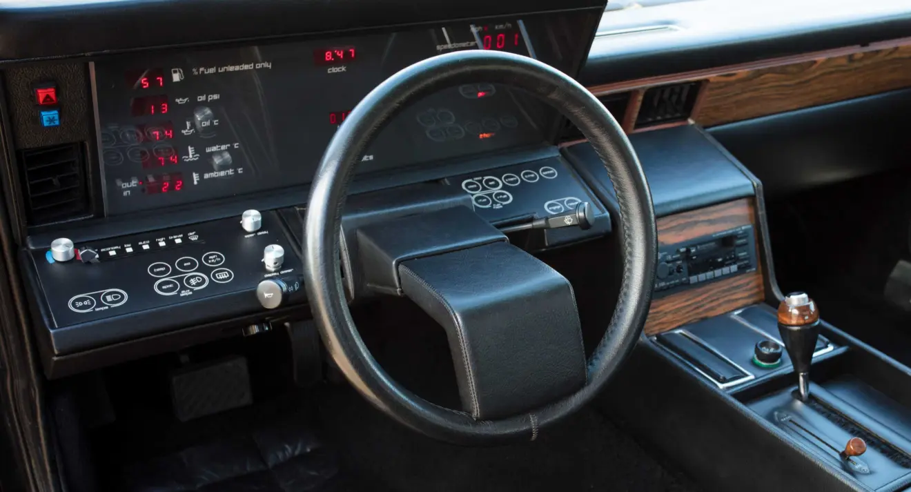 Painel do Aston Martin Lagonda