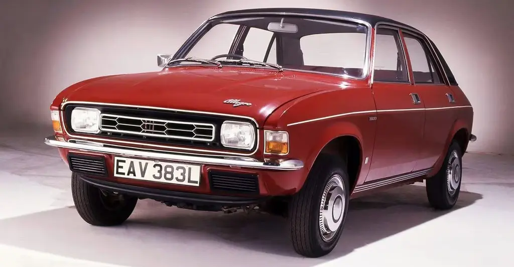 Carro Austin Allegro vermelho parado de frente foi um carro com solução nada convencional