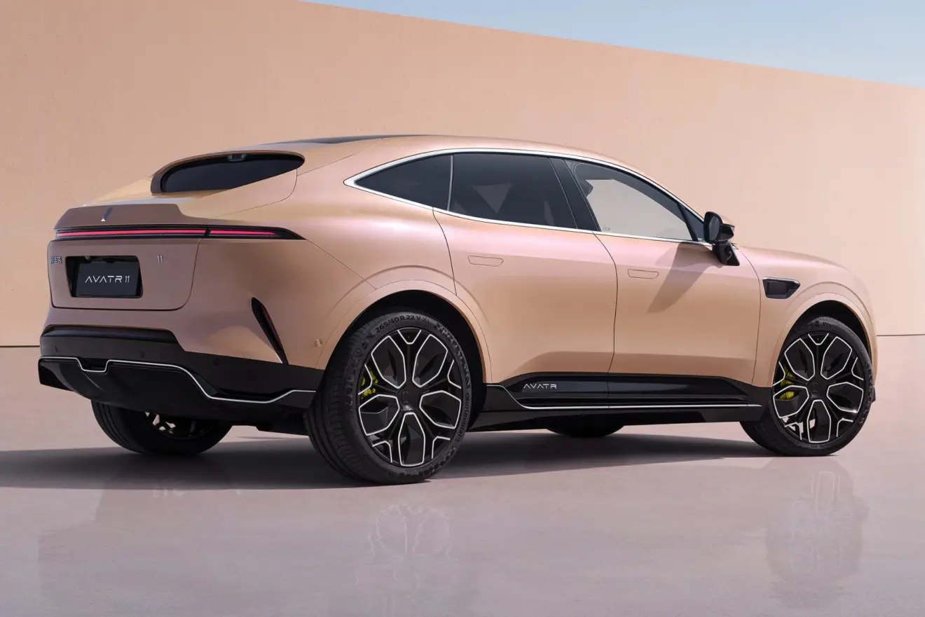 Avatr 11 parado de traseira