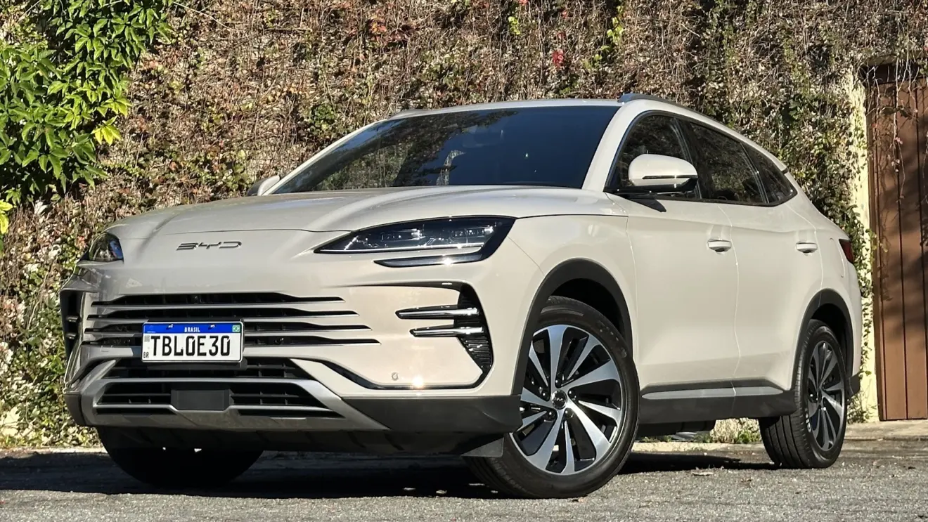 BYD Song Plus 2026 dourado parado de frente com muro e plantas ao fundo