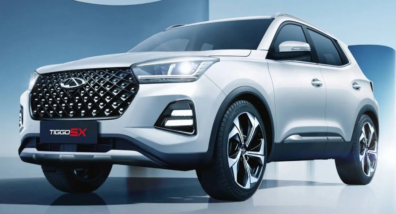 CAOA Chery Tiggo 5X 2026 prata parado de frente com fundo azul