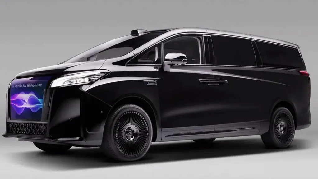 Faraday Future FX Super One preta, vista de lado e com tela ligada