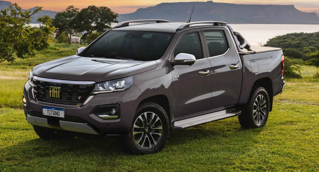 Fiat Titano Ranch 2026 cinza parada de frente com lago ao fundo
