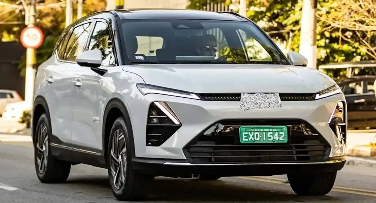 Chevrolet Captiva EV branco de frente andando na cidade