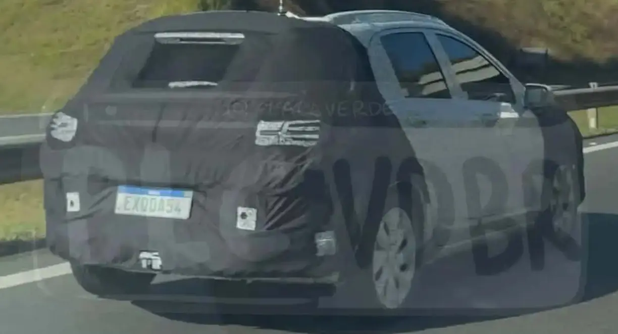 Novo SUV compacto da Chevrolet camuflado rodando em testes