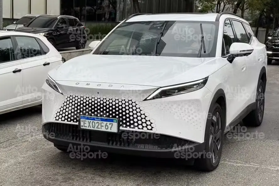 Omoda 7 branco estacionado de frente