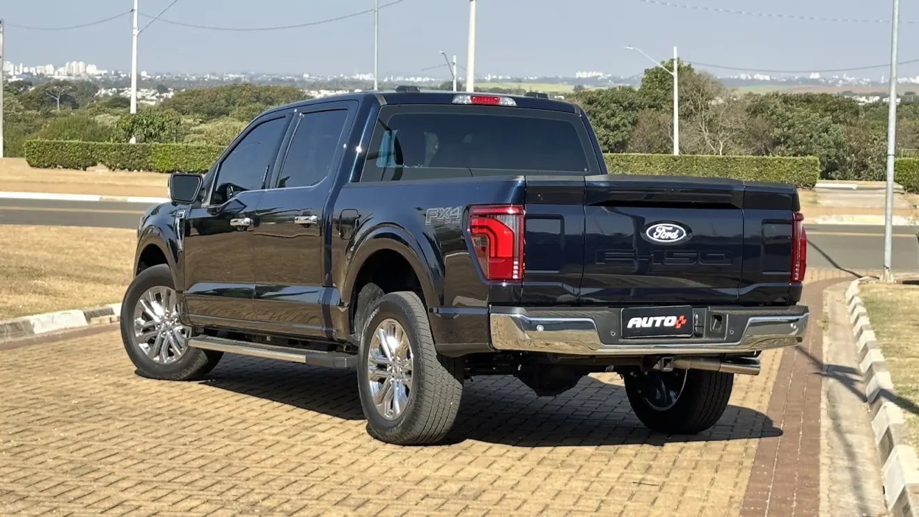 Ford F-150 Lariat azul parada de traseira  