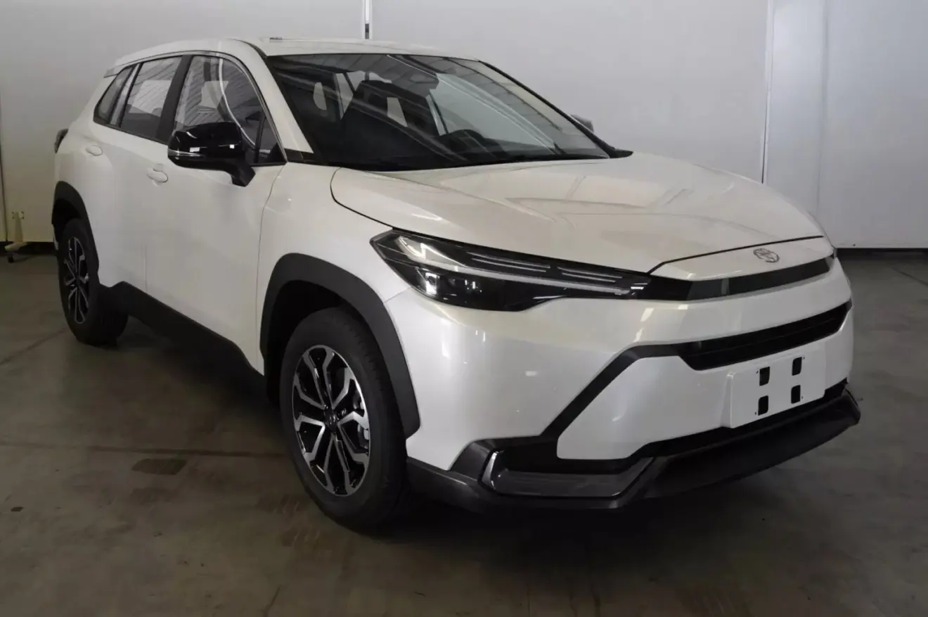 Toyota Corolla Cross feito em parceria com a GAC branco e visto de frente
