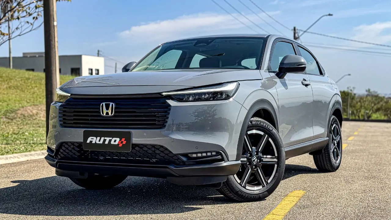 Honda HR-V cinza de frente com rodas virada estático