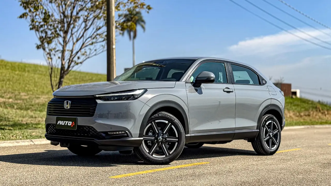 Honda HR-V cinza de frente com rodas virada estático