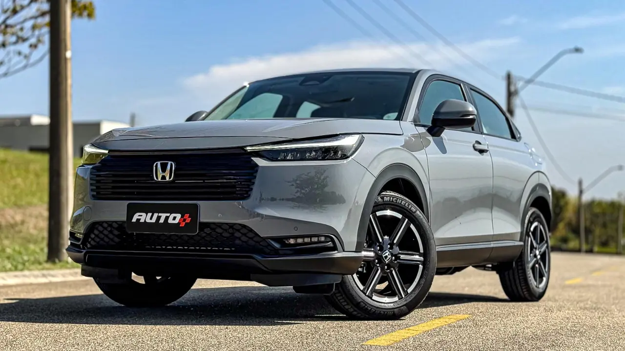 Honda HR-V cinza de frente com rodas virada estático
