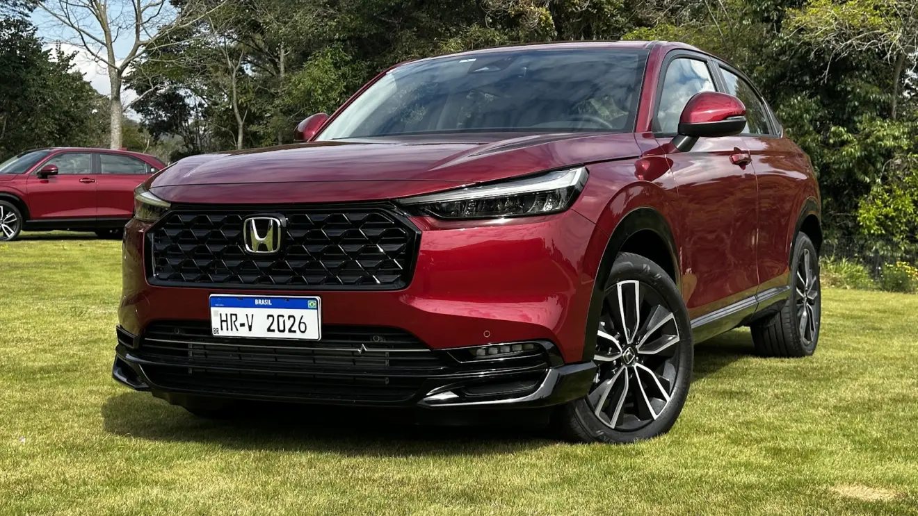 Honda HR-V Touring 2026 vermelho parado de frente na grama