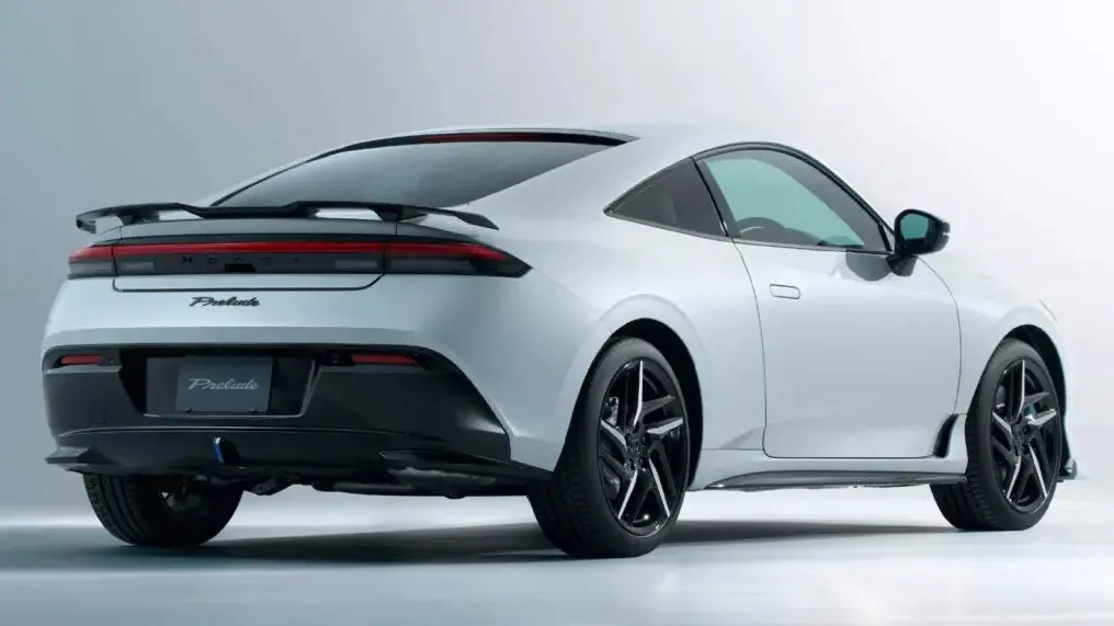 Cupê esportivo híbrido Prelude da Honda visto de trás e pintadp de branco