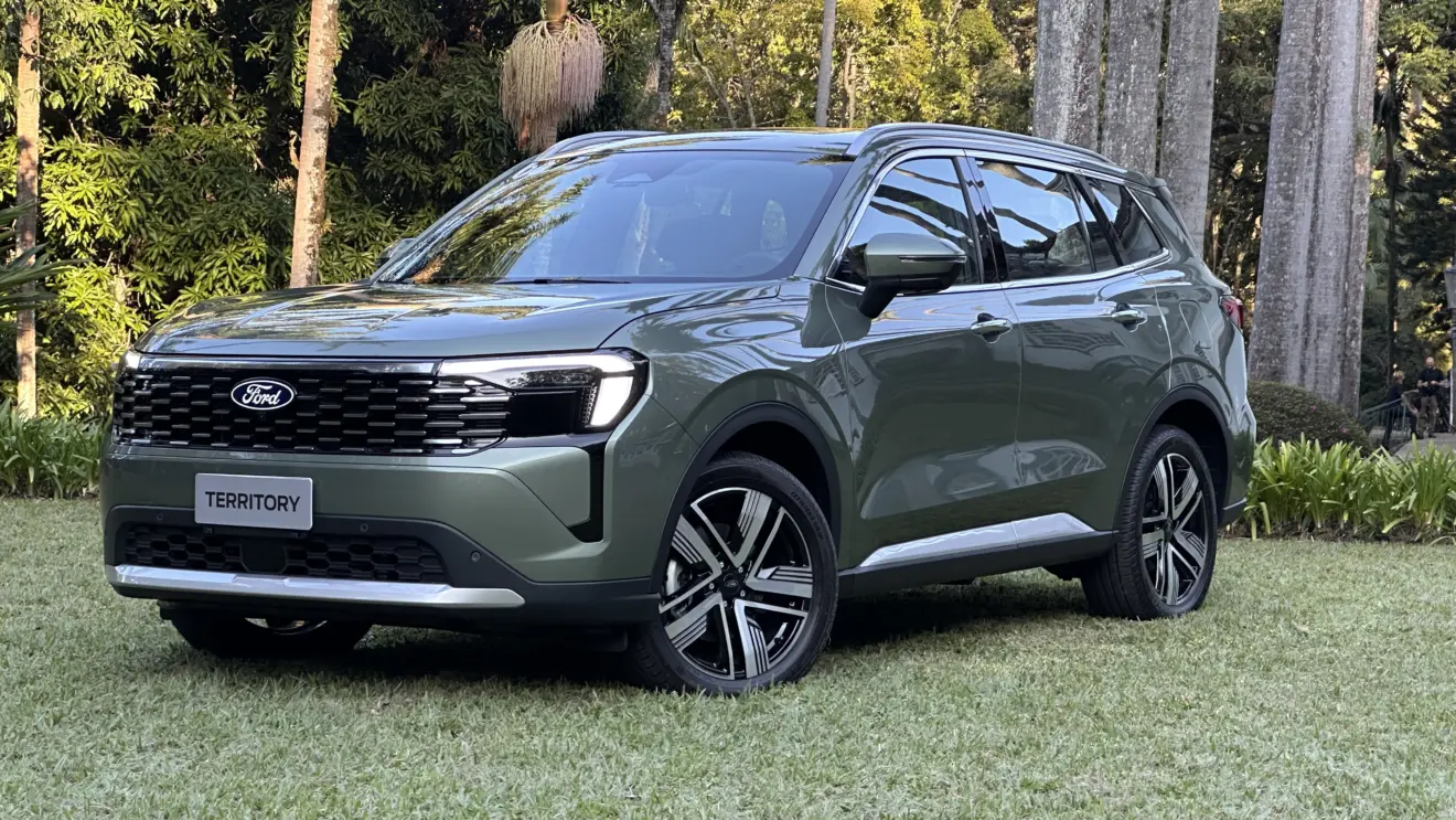 Ford Territory 2026 verde parado de frente sobre a grama