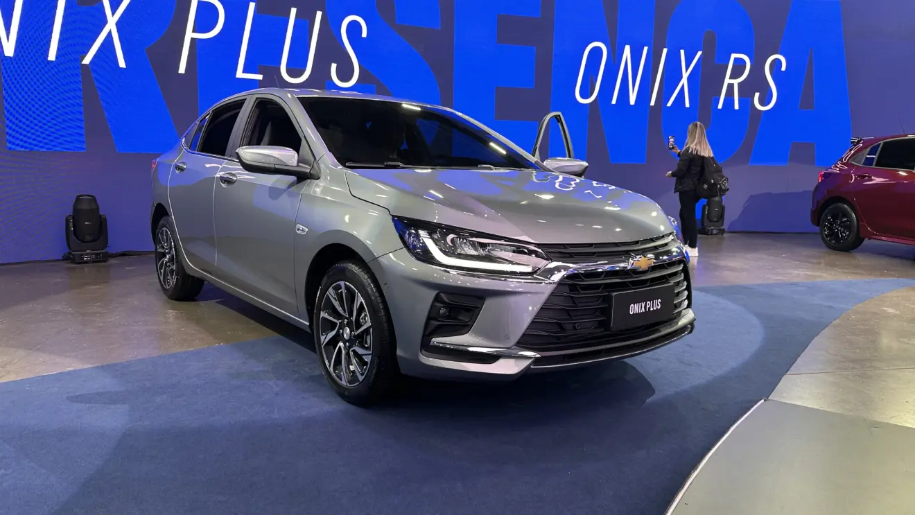 Chevrolet Onix Plus 2026 cinza parado de frente