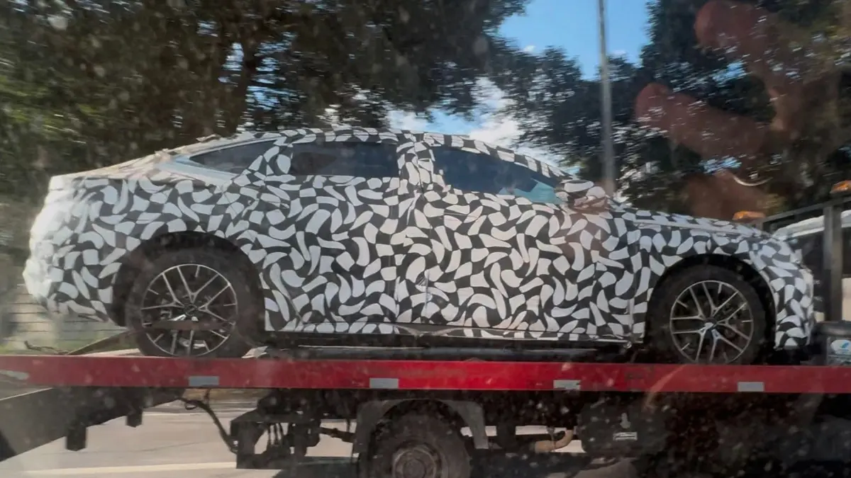 Flagra do BYD Seal híbrido camuflado de lado em plataforma na cidade de São Paulo, Brasil