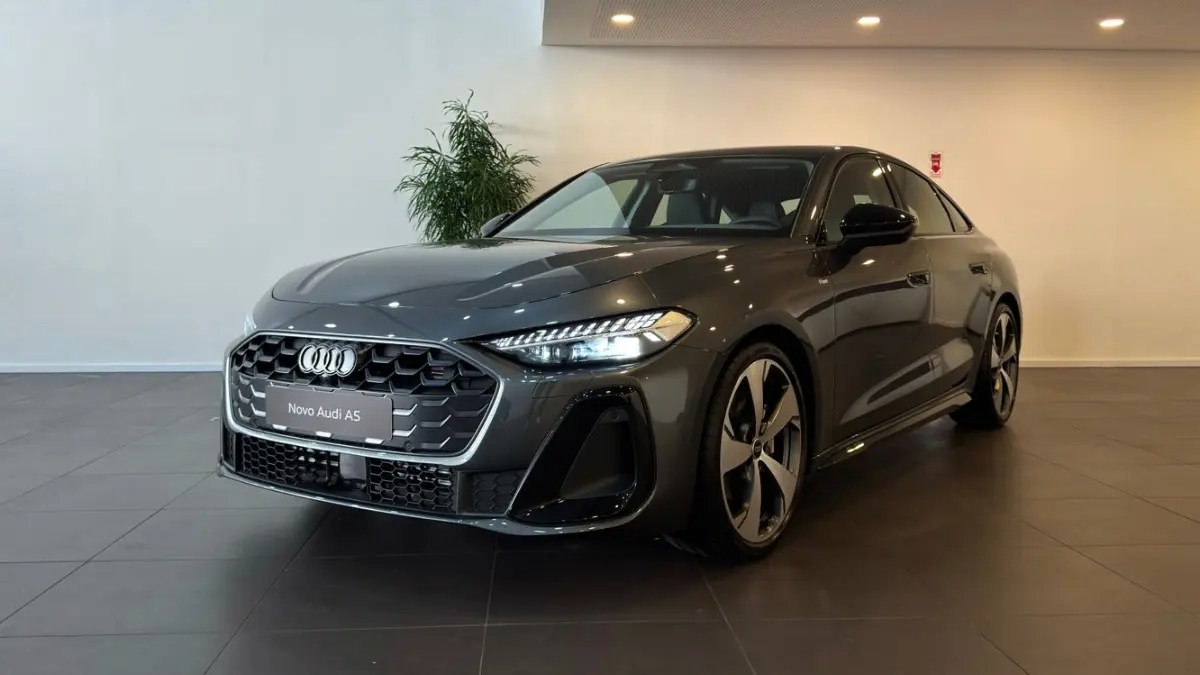 Audi A5 cinza estático