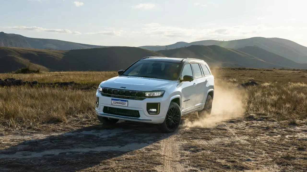 Jeep Commander Blackhawk em estrada de terra em movimento
