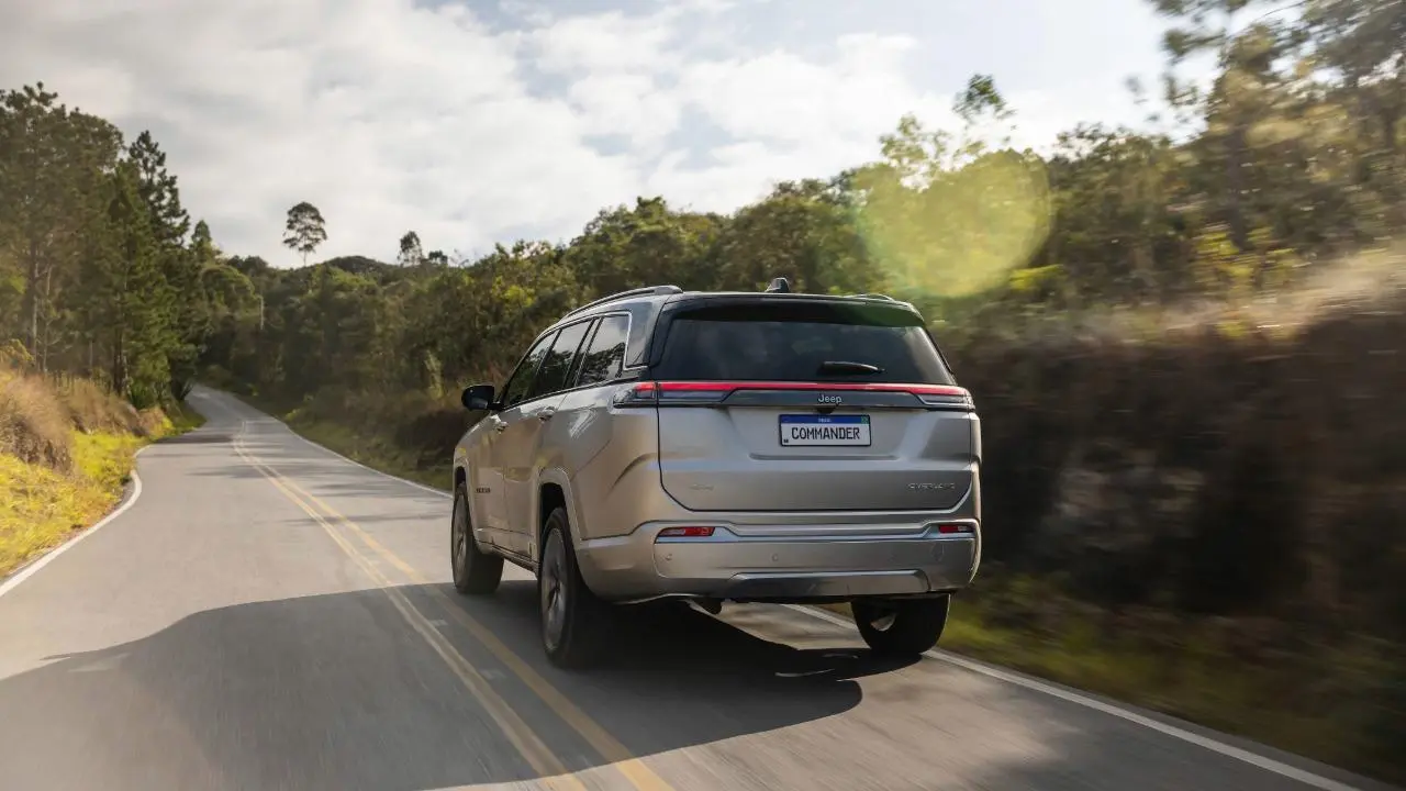 Jeep Commander Overland diesel em movimento na estrada