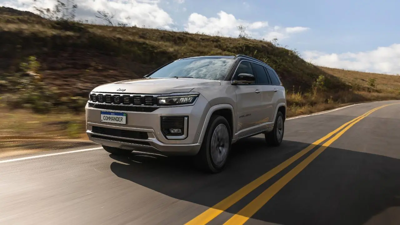 Jeep Commander Overland diesel em movimento na estrada