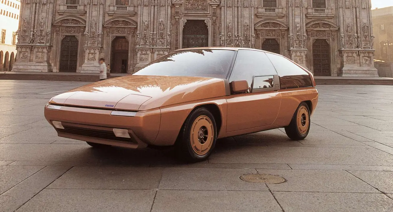 carro-conceito Mazda MX-81 Aria parado de frente